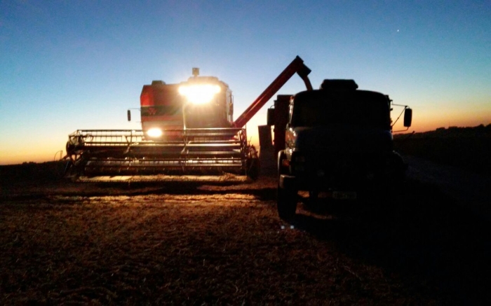 Imagem do dia - Colheita de soja em Cruz Alta (RS). Imagem enviada por Ricardo Becker