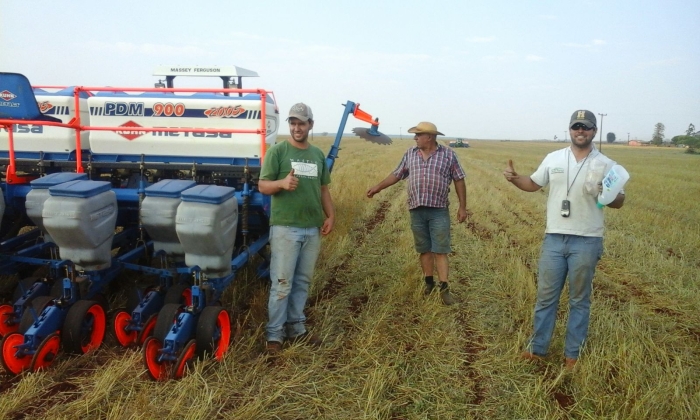Imagem do dia - Família Marques de Jesus iniciando plantio de soja em Laguna Carapã (MS). Enviado por Antônio Rodrigues Neto